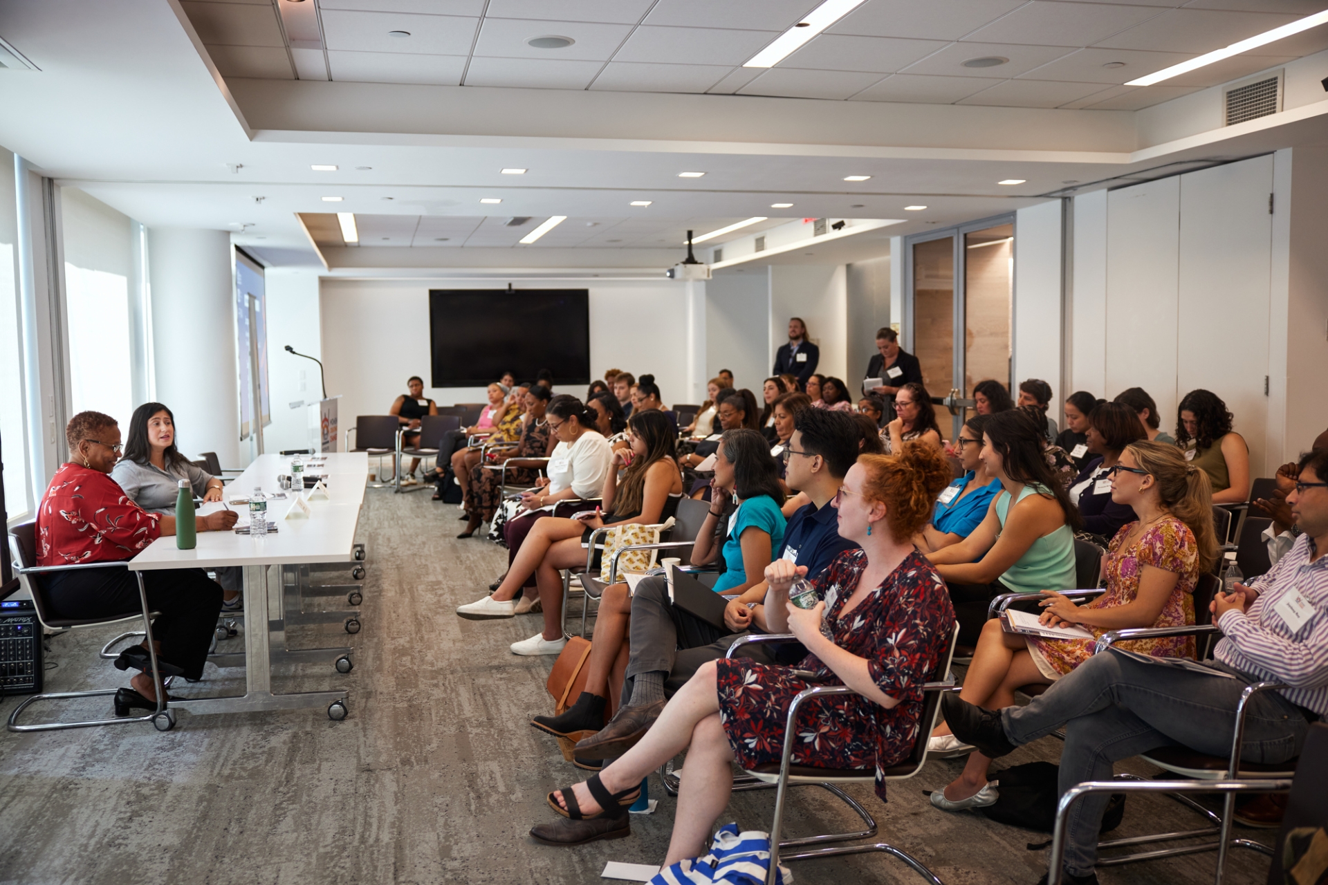 Brecha salarial entre hombres y mujeres en Nueva York: presentaci&oacute;n del informe "Unequal Ground