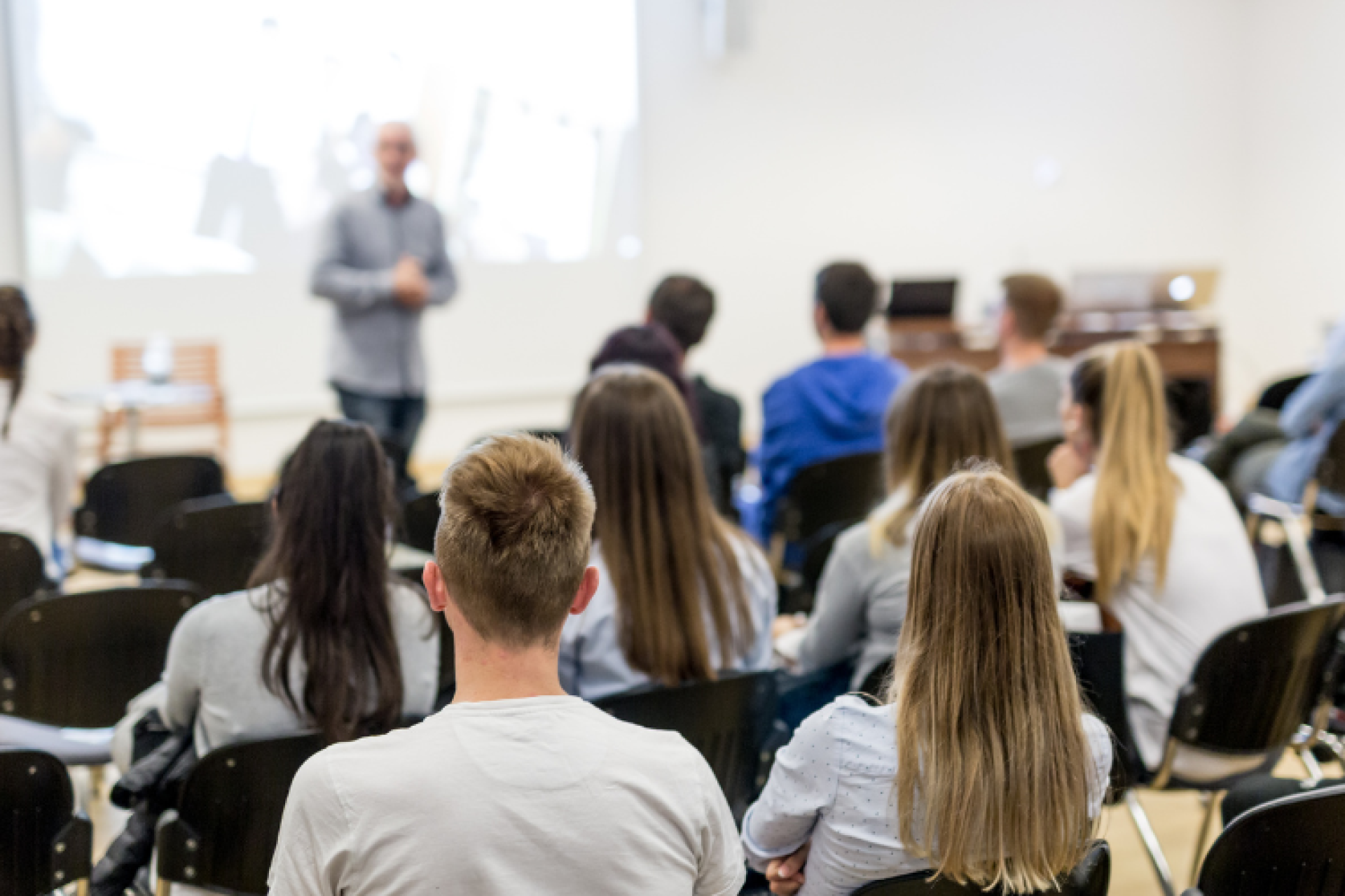 妇女创造变革 "组织与大学定居点合作